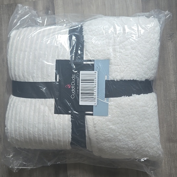 Cuddl Duds Ivory Rib Plush to Sherpa Throw 50'' x 60" - Picture 4 of 5